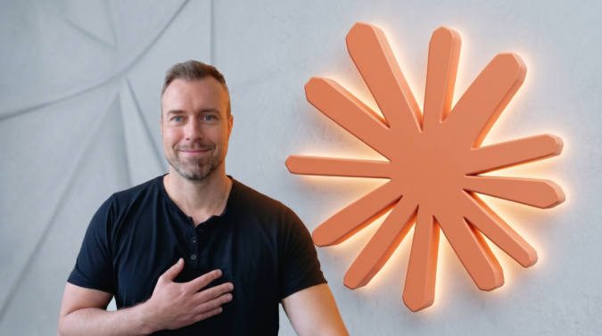Robert Leitinger vor dem Anthropic Claude Logo